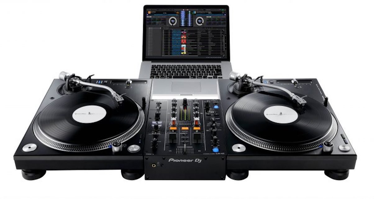 How Vinyl DJs Can Incorporate Digital Tools into Their Sets