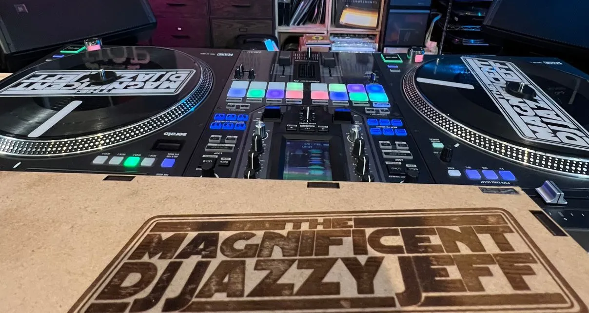 How Vinyl DJs Can Incorporate Digital Tools into Their Sets