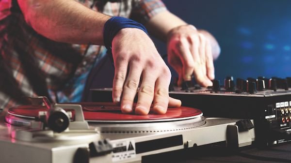 How to Choose the Right Turntable for DJing