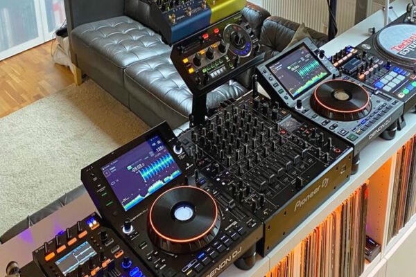 How to Set Up a DJ Booth: Equipment Placement