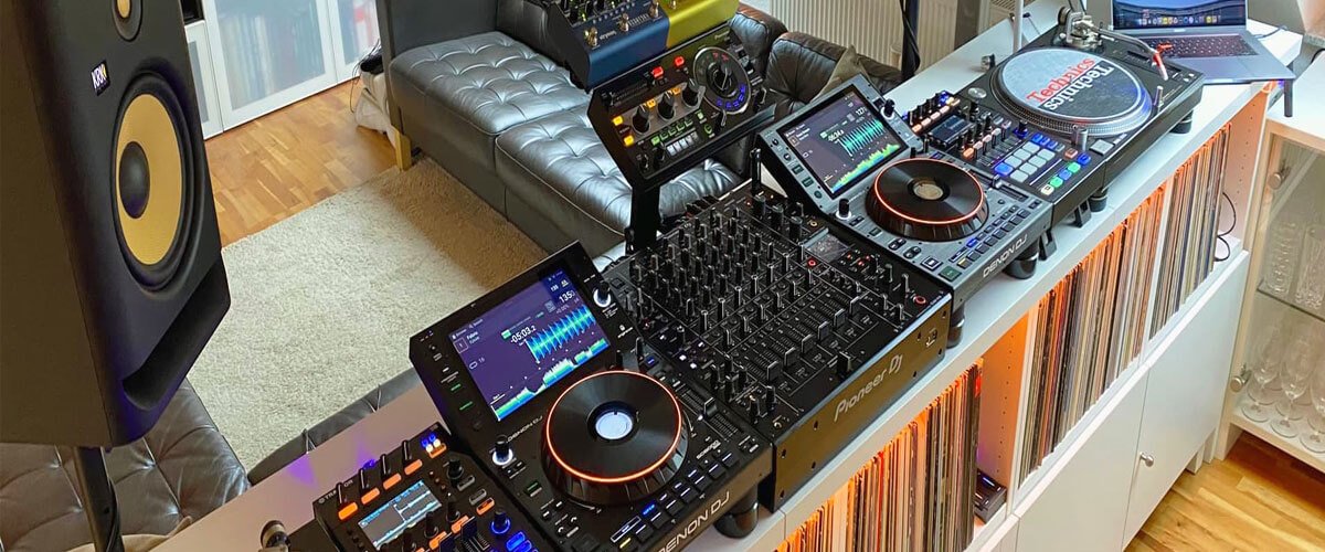 How to Set Up a DJ Booth: Equipment Placement