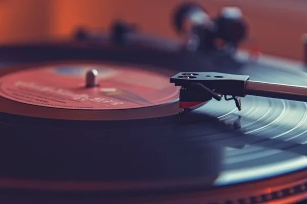 Vinyl vs. Digital DJing: Pros and Cons