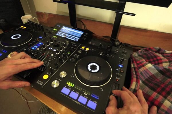 How to Prepare for Your First DJ Performance