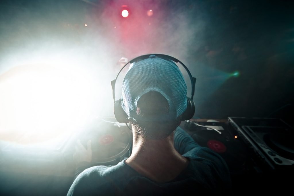 The Role of Lighting and Visual Effects in DJ Performances