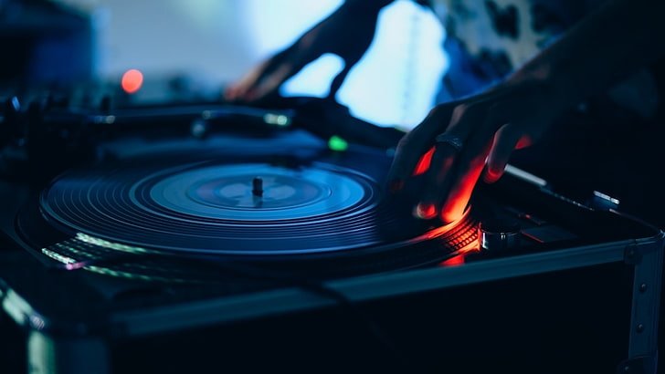 Vinyl DJing in Underground Music Scenes