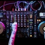 How DJs Transition Smoothly Between Tracks in a Mix