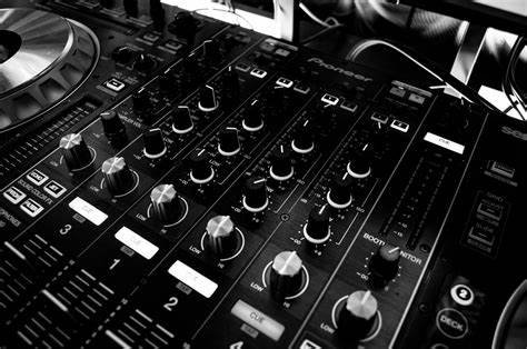 The Difference Between Live Mixing and Studio Mixing